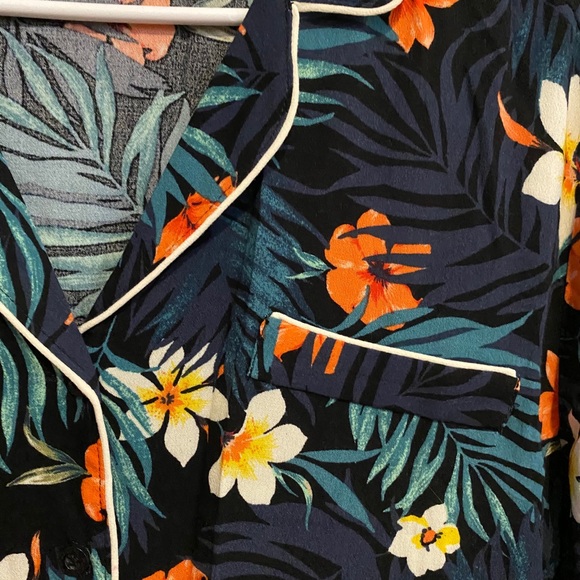 3/$30 ✨ FOREVER 21 | Tropical Button-Up - Picture 2 of 4